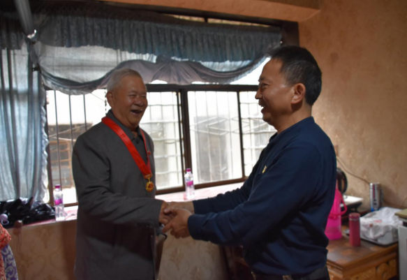 昭通卫生职业学院党委书记贺飞走访慰问“光荣在党50年”老党员